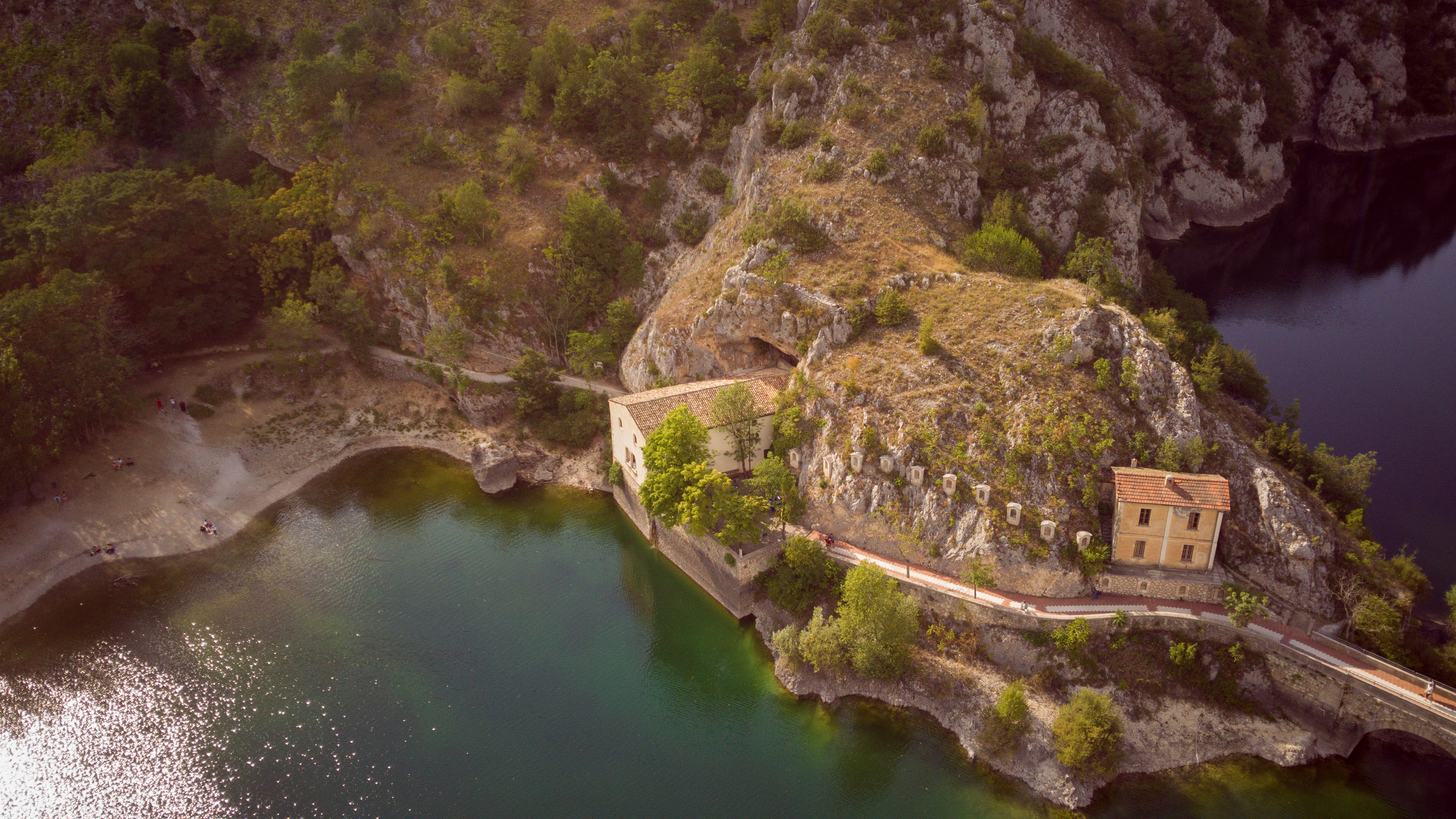 Questo santuario sul lago tra le Gole del Sagittario è il posto segreto dell'autunno in Abruzzo