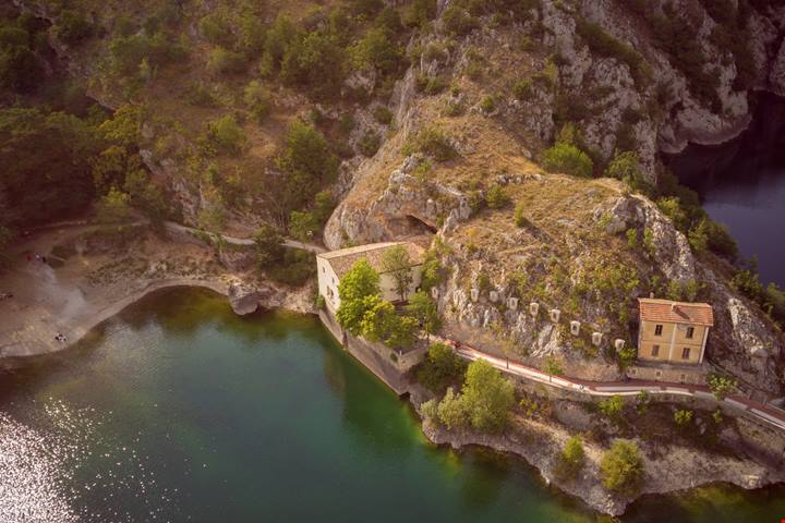 Questo santuario sul lago tra le Gole del Sagittario è il posto segreto dell'autunno in Abruzzo