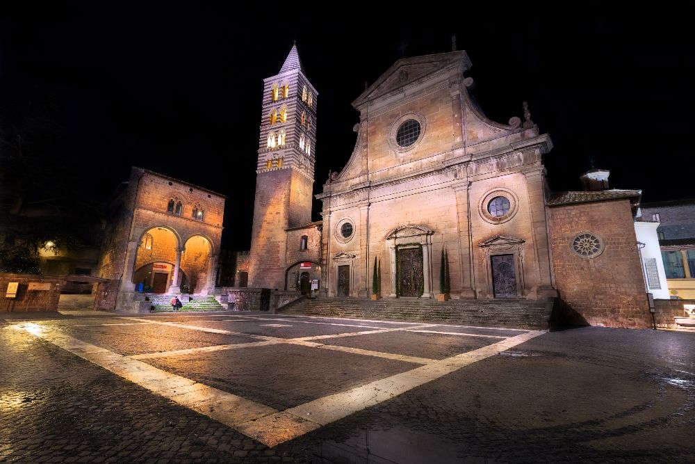 Duomo di Viterbo di notte