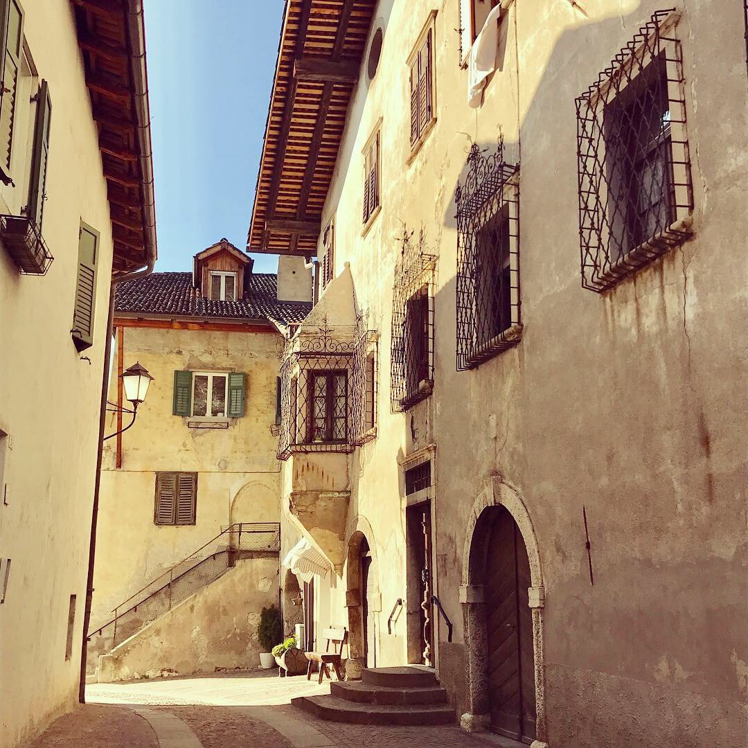 In Alto Adige c'è un posto che sembra incantato: ecco perchè dovresti visitare il borgo dei portici a fine aprile e perchè ti conquisterà con storia, vino e sapori autentici