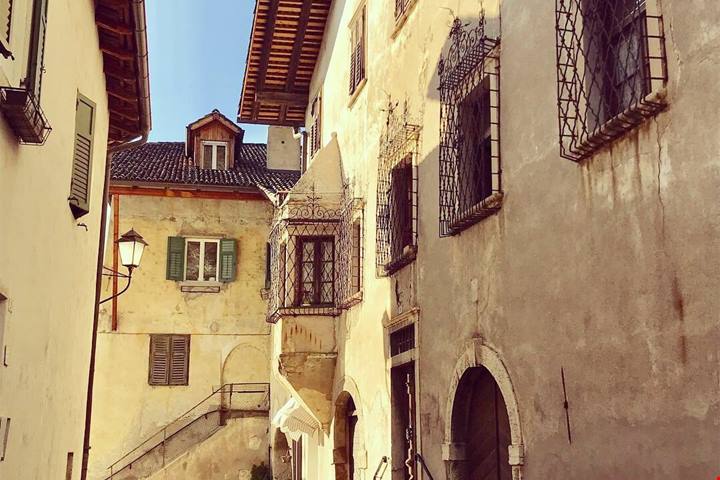 In Alto Adige c'è un posto che sembra incantato: ecco perchè dovresti visitare il borgo dei portici a fine aprile e perchè ti conquisterà con storia, vino e sapori autentici