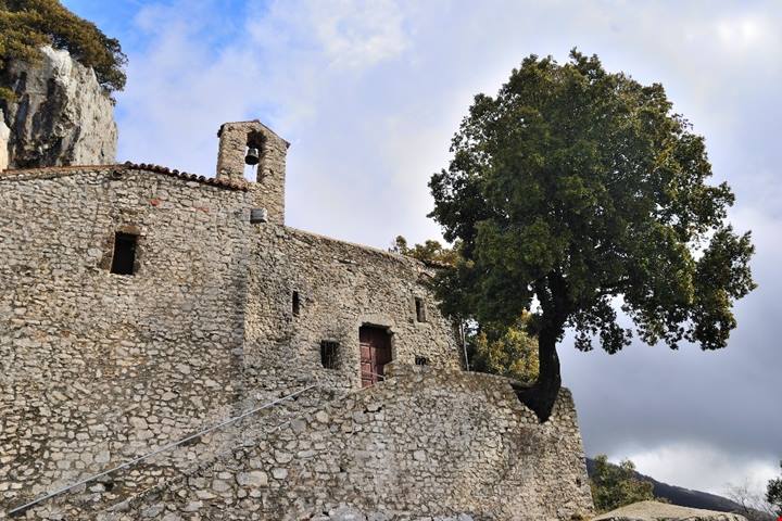 Sembrano le Dolomiti ma sono a un'ora da Roma: 5 mete da sogno dove l'aria è purissima