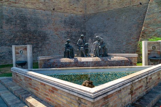 fontana delle merlettaie offida_1437155216 fontana delle merlettaie offida_1437155216  