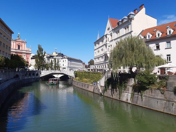 Foto copertina il fiume di Lubiana_sullo sfondo, il Triplice ponte - Ph. Francesca Barbarancia  ©Voicesearch.travel