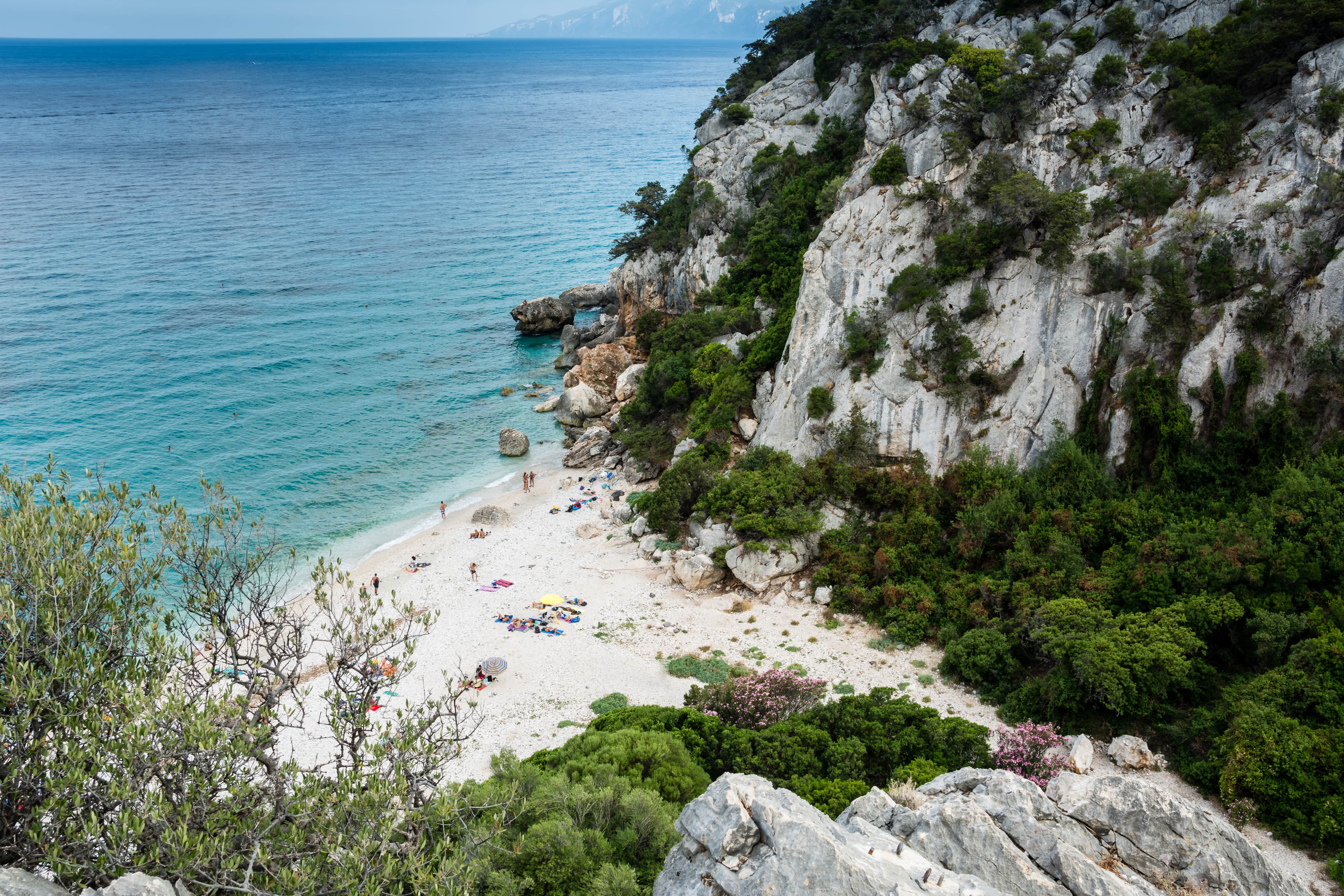 Incastonata tra mare e montagna, è una spiaggia che sembra uscita da una cartolina: tra le più imperdibili della Sardegna c'è anche lei