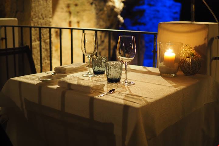 È italiano uno dei ristoranti più incredibili al mondo: ceni in una grotta direttamente a picco sul mare