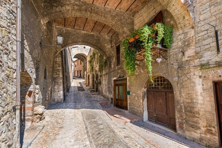 Stifone, il borgo umbro dalle acque turchesi che sembra un paradiso caraibico
