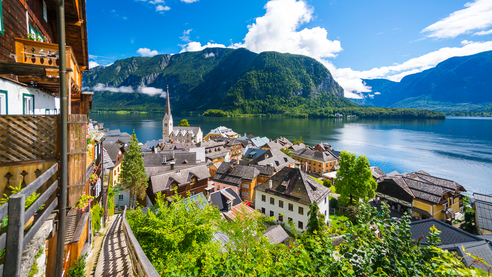 A due passi dal confine con l'Italia c'è il borgo da fiaba dell'Austria: il villaggio di Frozen sul lago è un quadro d'autunno