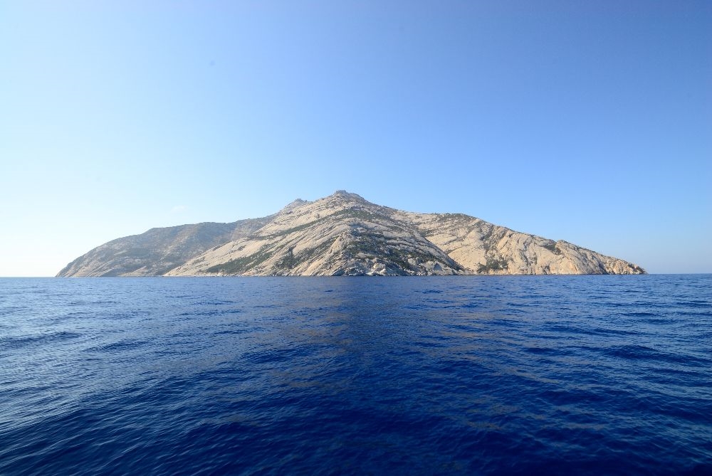 Spade nella roccia, fiumi sotterranei e isole leggendarie: ecco 5 luoghi del mistero dove si svela la Toscana nascosta
