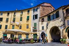 Lucca_Piazza_134650591-min.jpeg
