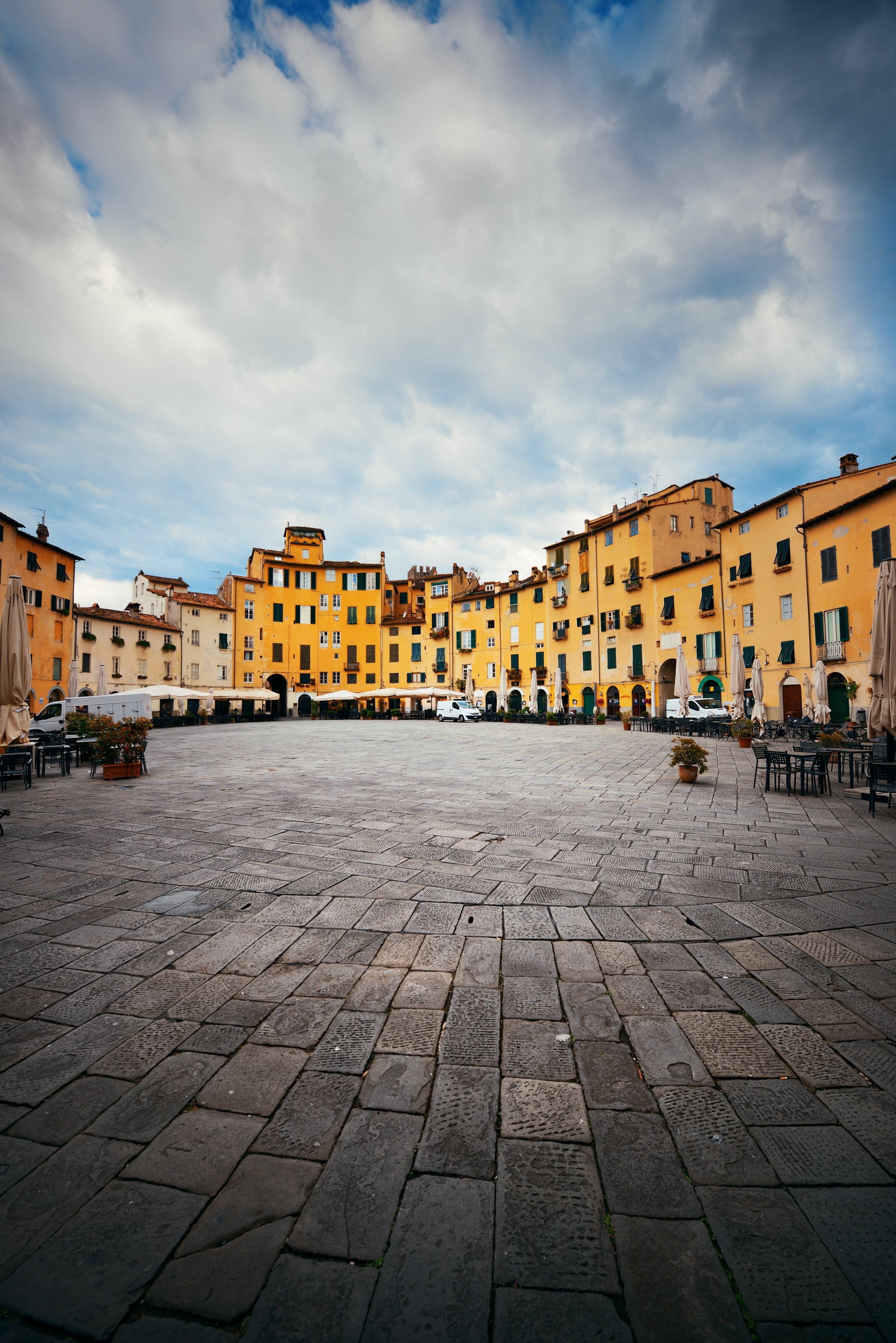 Lucca_Piazza_168743550-min.jpeg