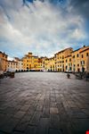 Lucca_Piazza_168743550-min.jpeg