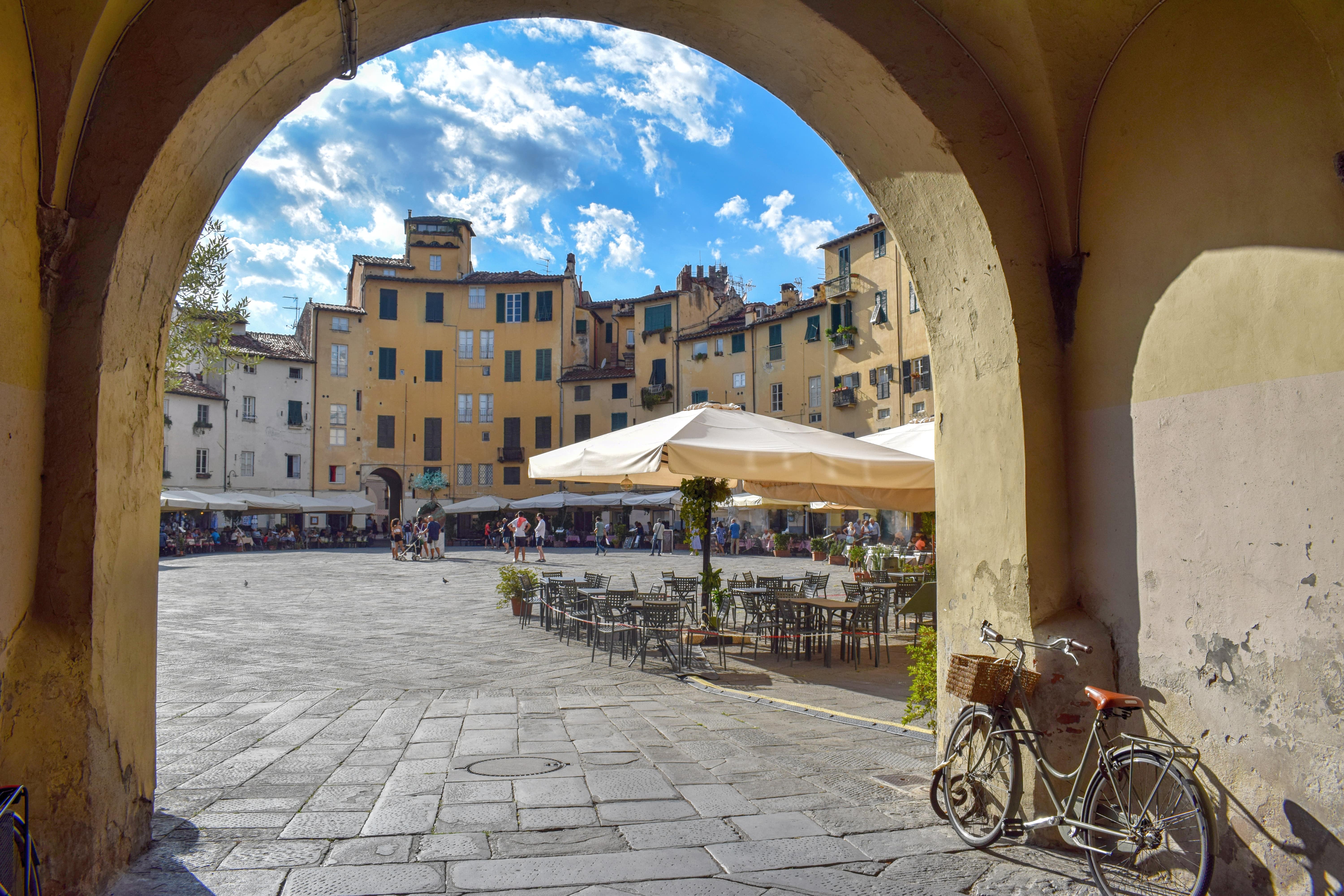 Lucca_Piazza_374699037-min.jpeg