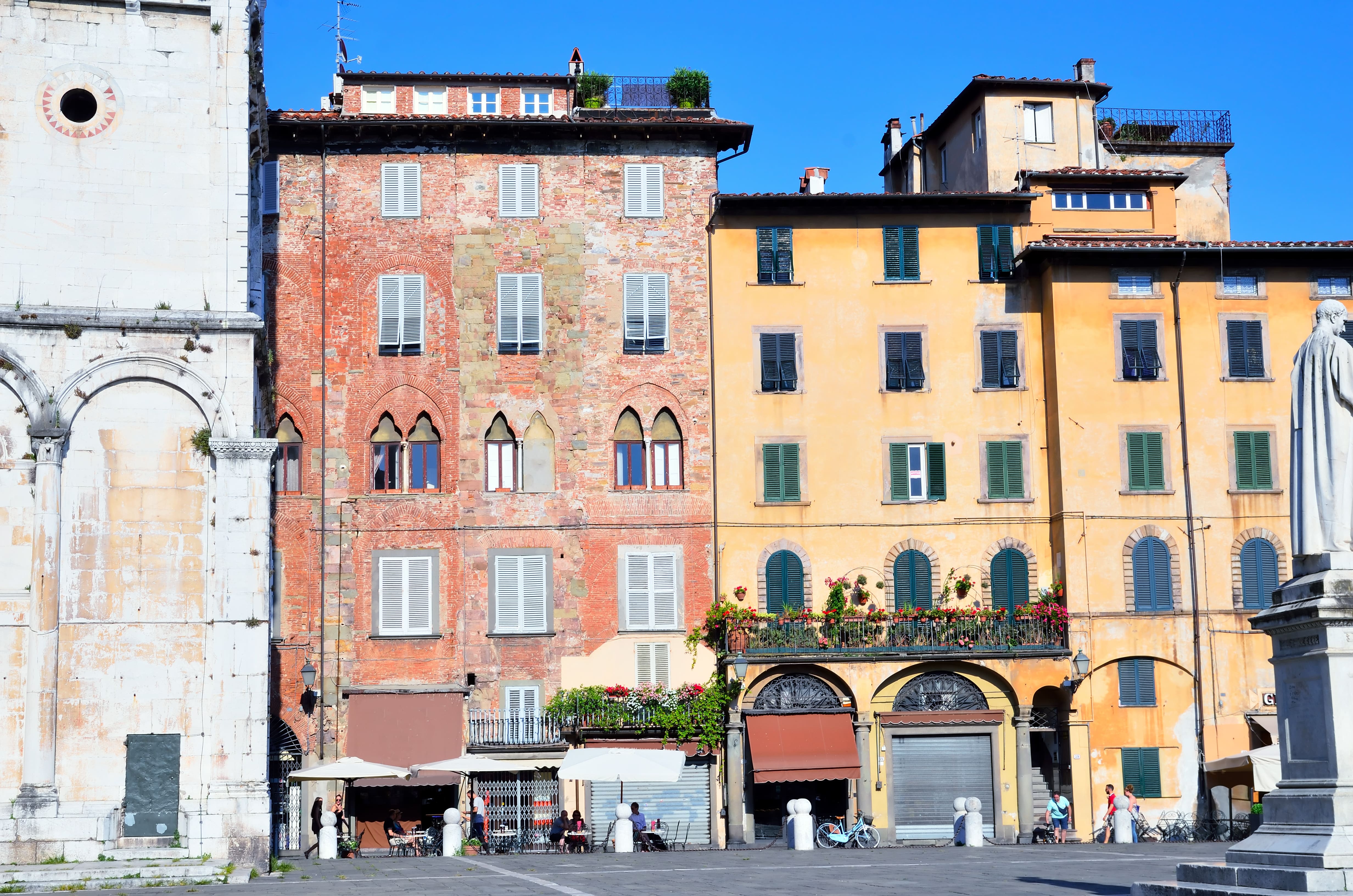 Lucca_Piazza_88954805-min.jpeg