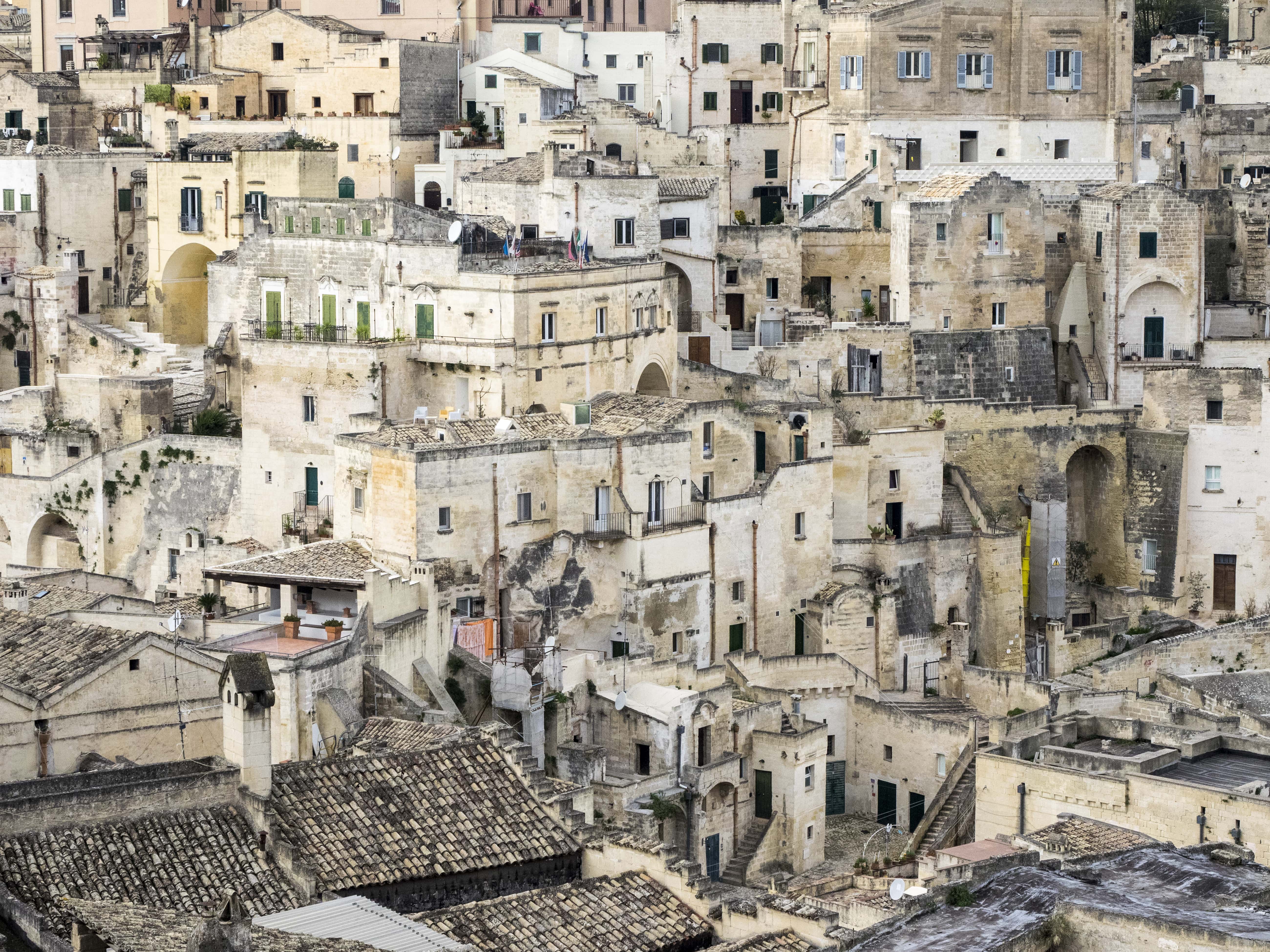 È una città che pare tutta scolpita nella roccia, e tra le sue strade il tempo sembra essersi fermato: in Italia si nasconde uno dei luoghi da vedere almeno una volta nella vita