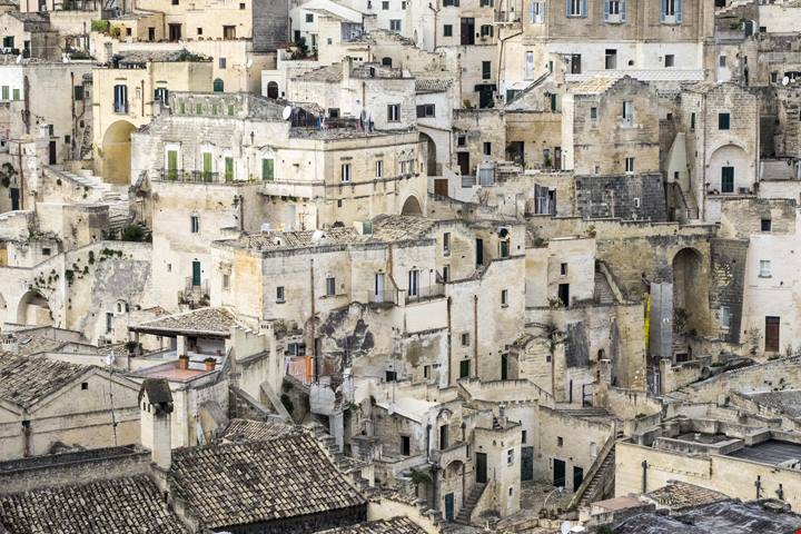 È una città che pare tutta scolpita nella roccia, e tra le sue strade il tempo sembra essersi fermato: in Italia si nasconde uno dei luoghi da vedere almeno una volta nella vita