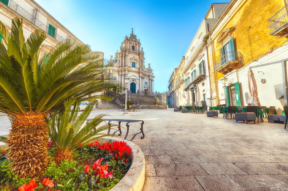 Sicilia, tra chiese barocche e l'antico rito del cioccolato: la città che sembra un presepe di pietra nel cuore degli Iblei