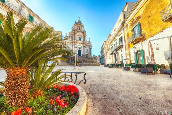 Sicilia, tra chiese barocche e l'antico rito del cioccolato: la città che sembra un presepe di pietra nel cuore degli Iblei