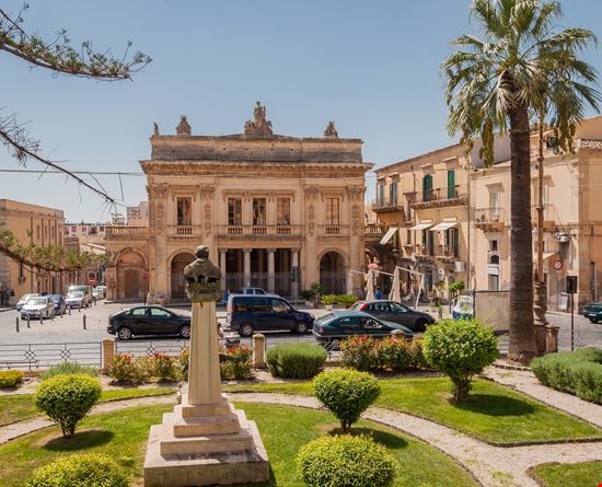 Noto_124765665-min.jpeg Noto_124765665-min.jpeg  