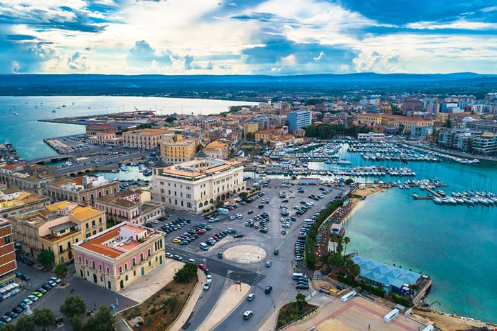 È un'autentica perla del Mediterraneo, ed è tra le più belle d'Italia: questa città dove l'antica Grecia e il barocco si incontrano è uno splendido museo a cielo aperto