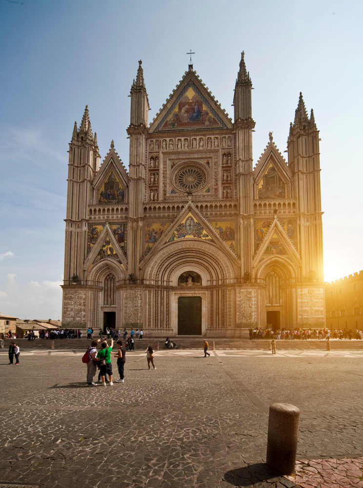 All'esterno colpisce per la sua imponenza, all'interno custodisce un tesoro: il duomo della città è una delle più impressionanti cattedrali d'Europa