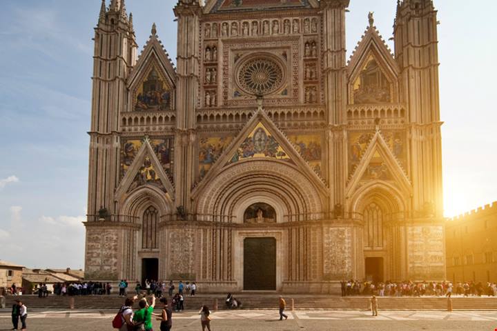 All'esterno colpisce per la sua imponenza, all'interno custodisce un tesoro: il duomo della città è una delle più impressionanti cattedrali d'Europa