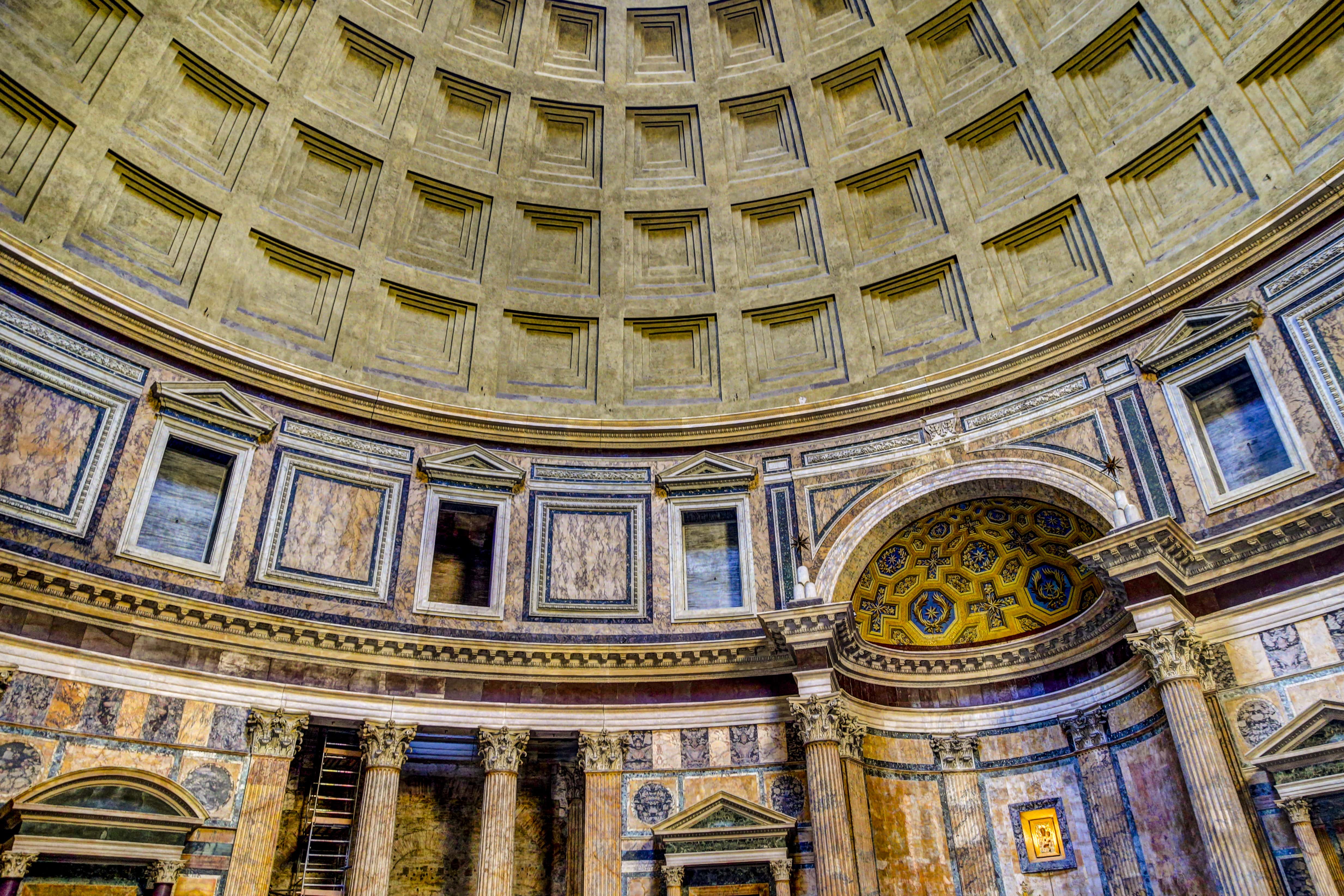 Tra i 24 edifici più straordinari al mondo ce n'è uno italiano: ha più di 2000 anni e qui dentro dal cielo piovono rose una volta l'anno