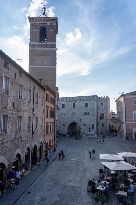 Piazza del Comune Fabriano_1675217254 Piazza del Comune Fabriano_1675217254  