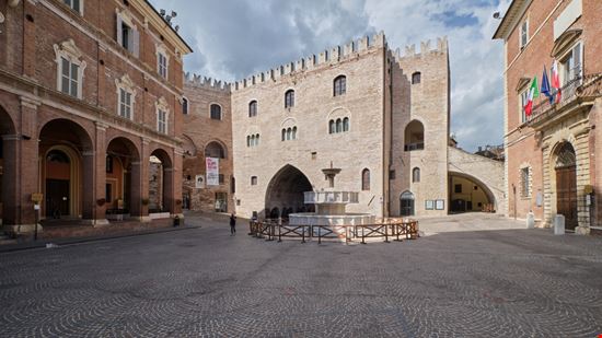Piazza del Comune Fabriano_1994431031 Piazza del Comune Fabriano_1994431031  