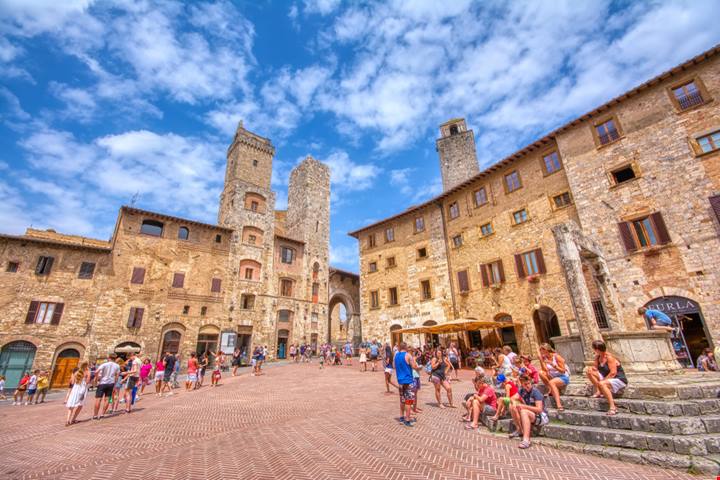 Dalla Manhattan del Medioevo alla città ideale della Val d'Orcia e non solo: una lista di posti che ti faranno venire subito voglia di un weekend in Toscana