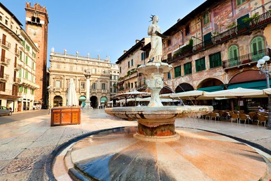 piazza delle erbe verona_127316585 piazza delle erbe verona_127316585  