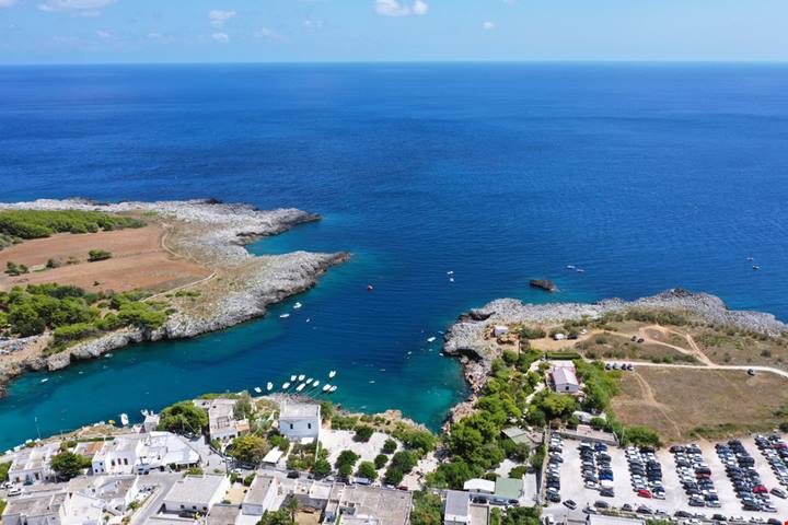 La leggenda narra che fu l’approdo di Enea in Italia: oggi è una delle spiagge più incredibili del Salento