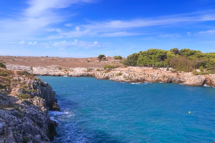 La leggenda narra che fu l’approdo di Enea in Italia: oggi è una delle spiagge più incredibili del Salento