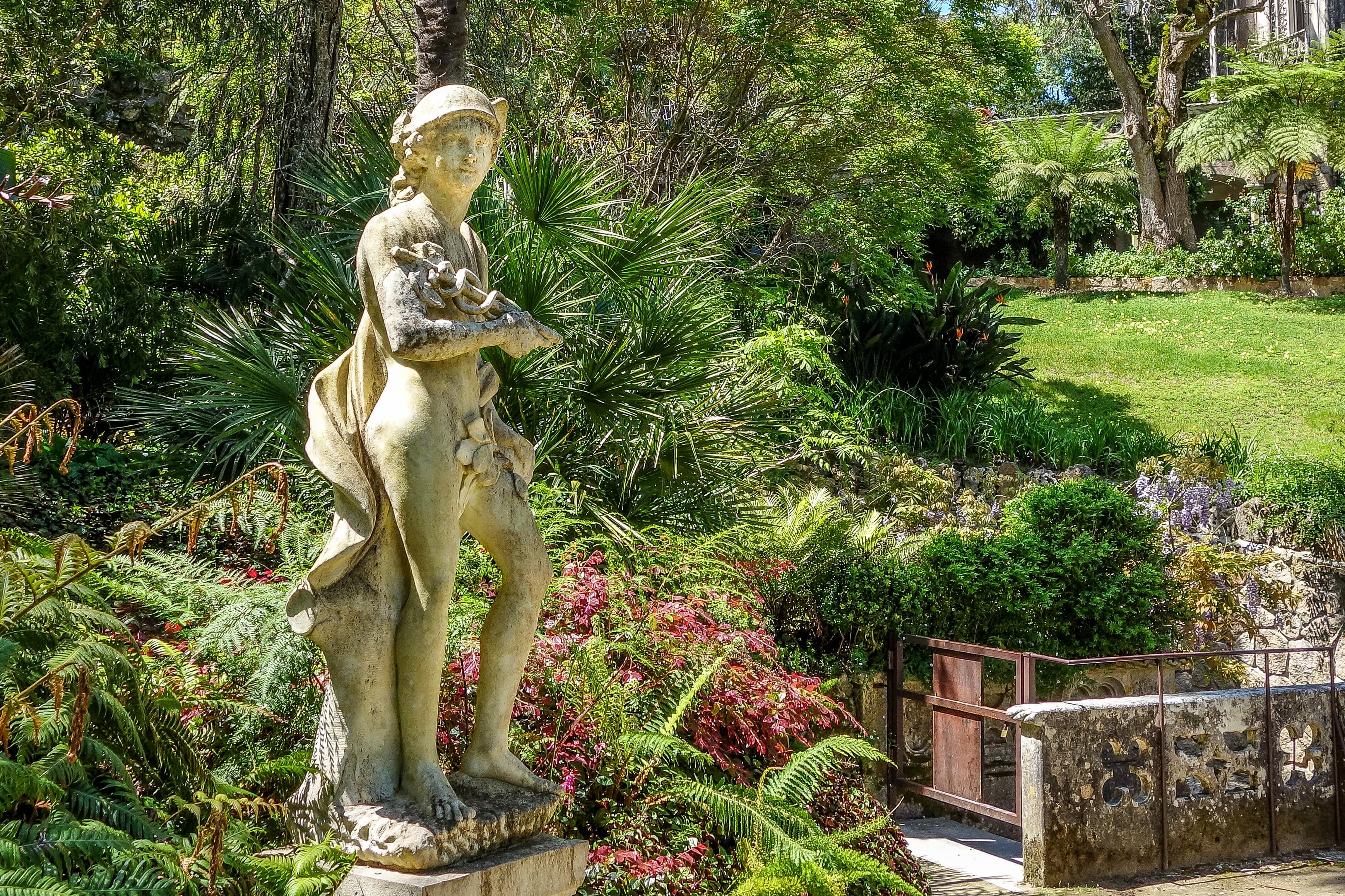Ecco dove trovare il palazzo più esoterico d'Europa: tra simboli e leggende, è un vero luogo del mistero