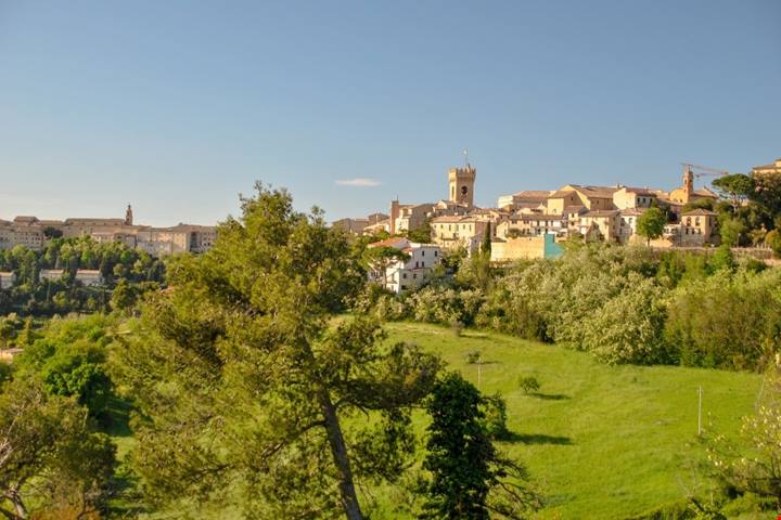 Ai piedi del famosissimo ermo colle c'è un paesino meraviglioso: ha dato i natali a Giacomo Leopardi