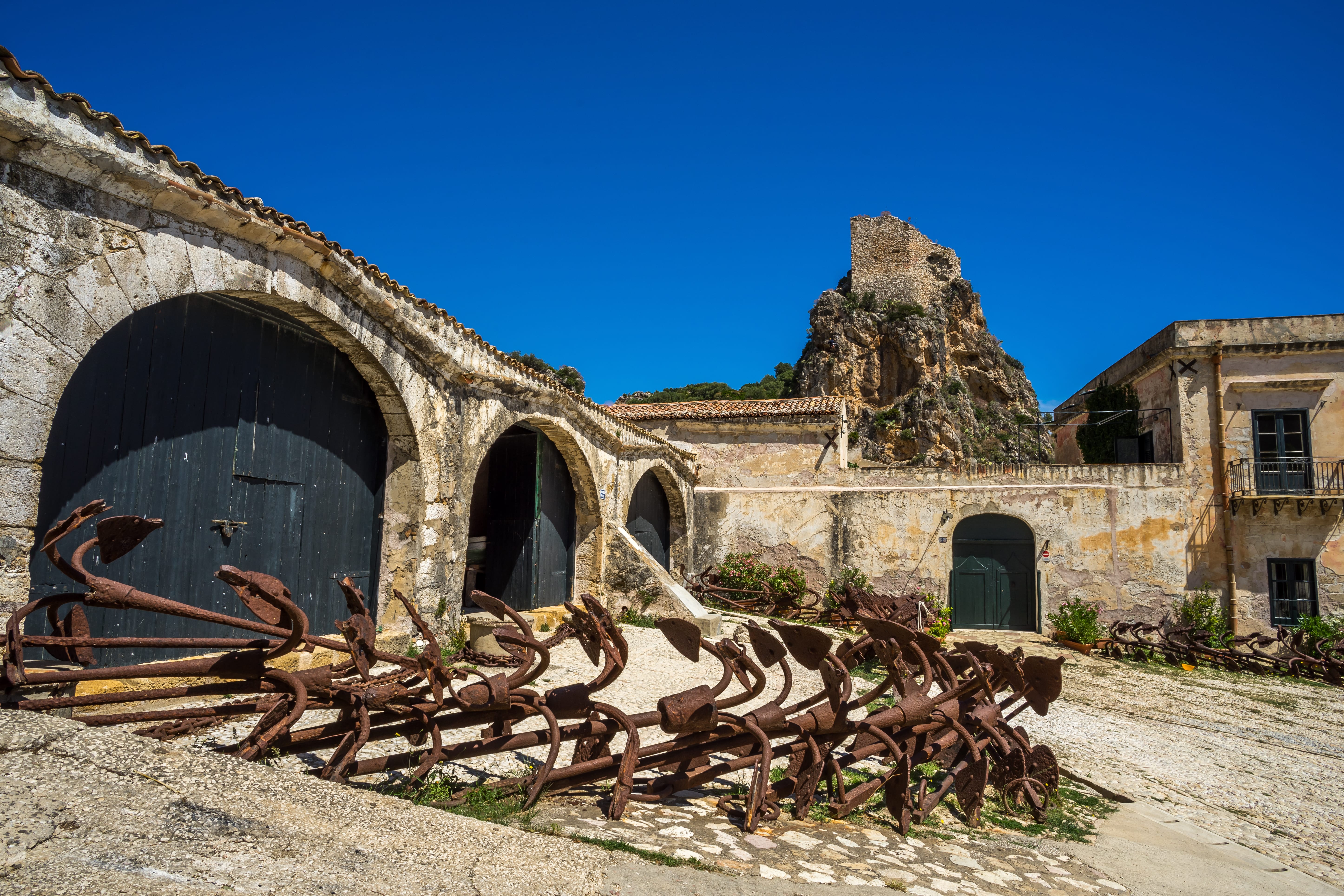 È una delle tonnare più pittoresche del Mediterraneo: affacciata sul mare, racconta una Sicilia che non esiste più, ma che ancora incanta