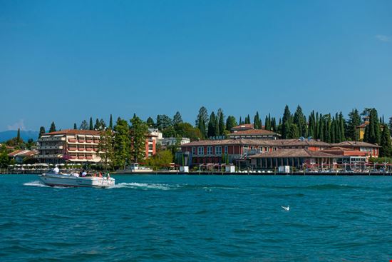 Terme di Sirmione: esterno Terme di Sirmione: esterno  