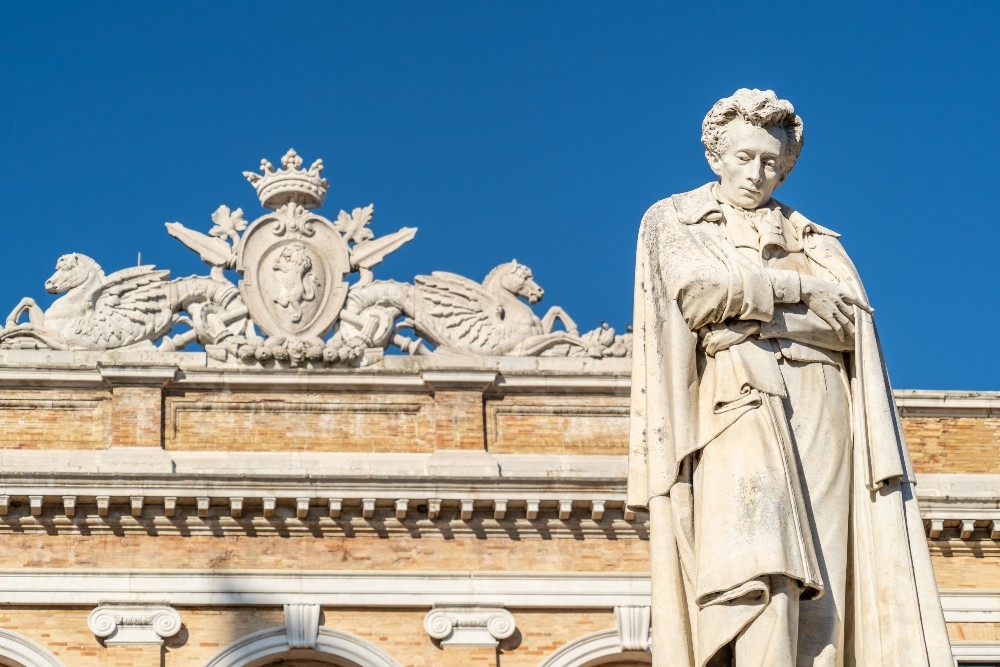 Statua di Leopardi a Recanati