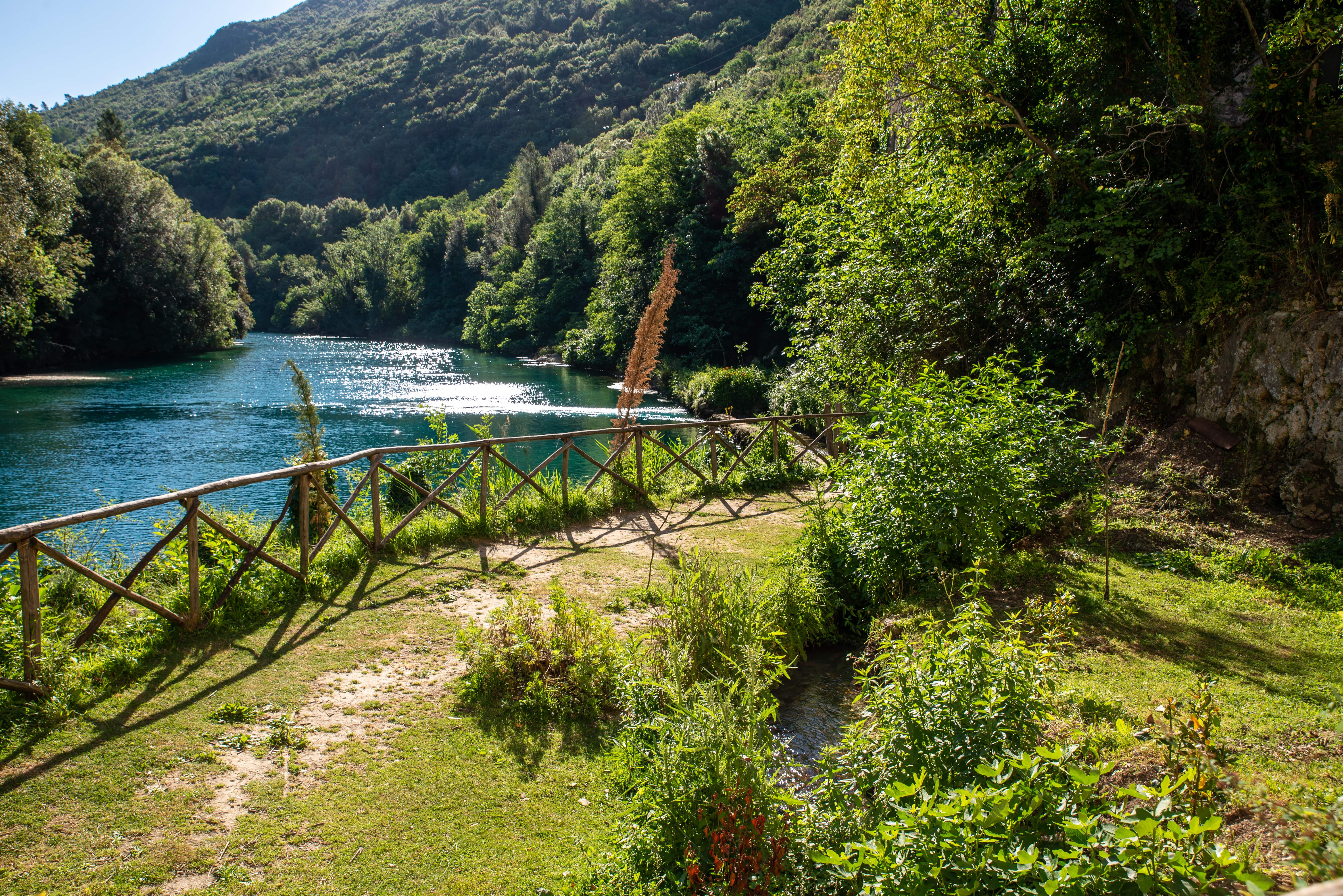 Il fiume smeraldo e il verde dei boschi: lo sapevi che in Umbria c'è un canyon che fa invidia a quelli americani?