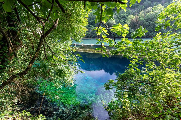 Il fiume smeraldo e il verde dei boschi: lo sapevi che in Umbria c'è un canyon che fa invidia a quelli americani?