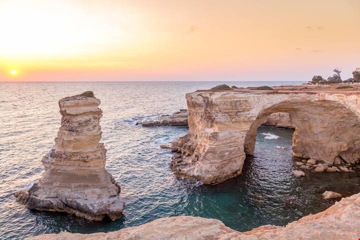 A 20 minuti da Otranto, la spiaggia dei faraglioni di Sant'Andrea è la spiaggia del Salento dove andare quest'estate