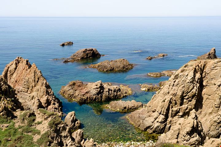 Era la spiaggia dove nel 1950 potevano entrare solo i militari: questa straordinaria spiaggia-gioiello dalla storia incredibile non è solo una delle più belle della Sardegna