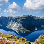 Trolltunga_228647948-min.jpeg