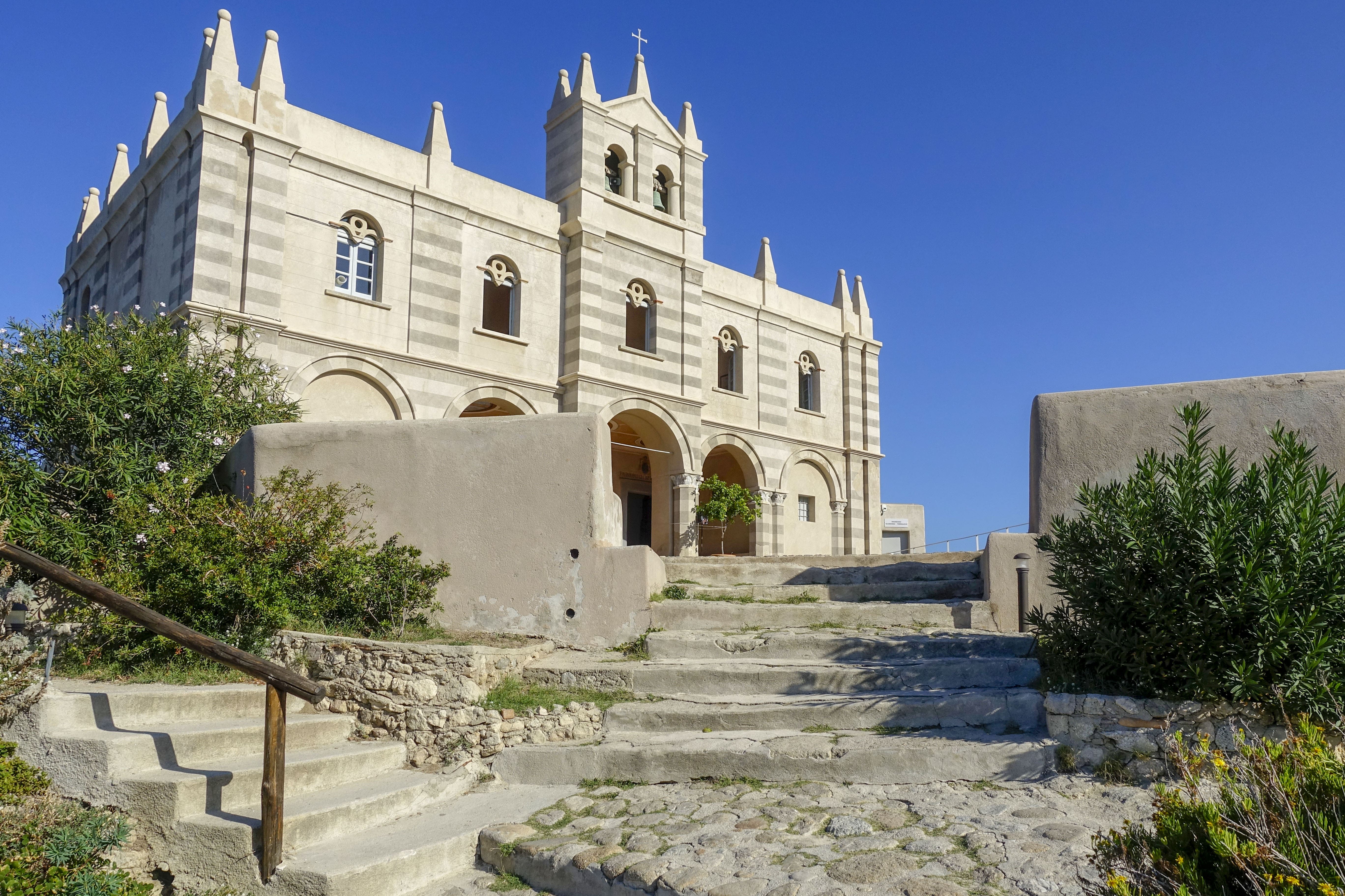 A strapiombo sul mare, è una delle più spettacolari d'Italia: la chiesa che sorge su una isola-non isola è un luogo speciale che ancora custodisce segreti e leggende