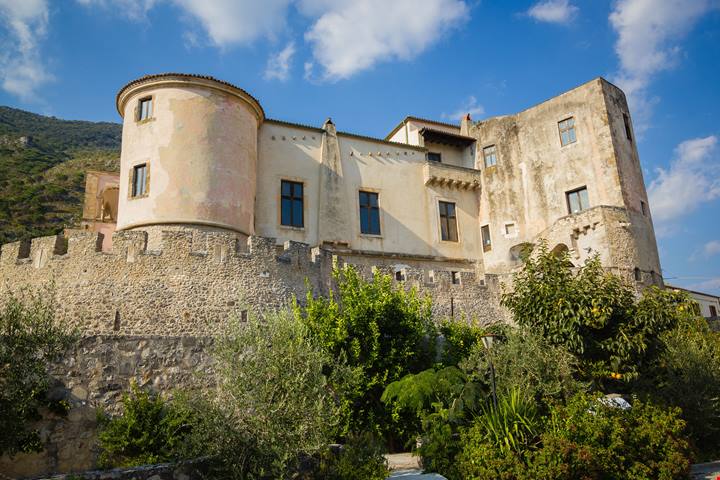 Nella regione italiana che neanche gli italiani conoscono c'è l'unico castello dei cavalli d'Italia: ecco qual è e dove si trova