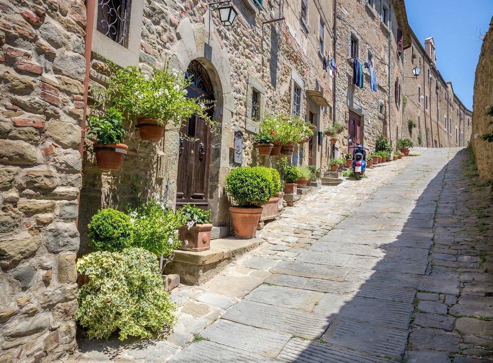 Toscana, la meraviglia della Val di Chiana è il borgo delle mura medievali... e della musica pop