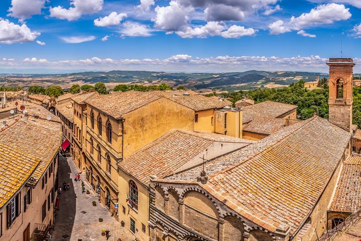 Dalla Manhattan del Medioevo alla città ideale della Val d'Orcia e non solo: una lista di posti che ti faranno venire subito voglia di un weekend in Toscana