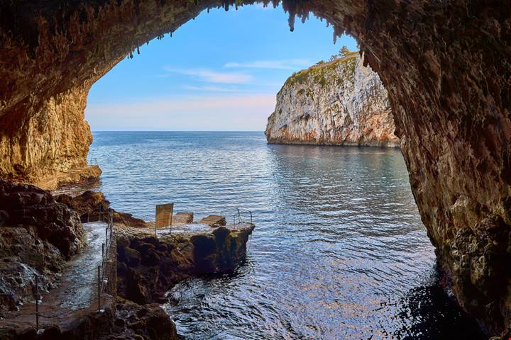 La Zinzulusa è la Grotta degli Stracci che puoi vedere per mezz'ora e senza superare i 150 metri