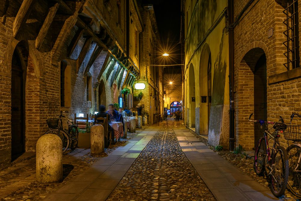 Ferrara di sera