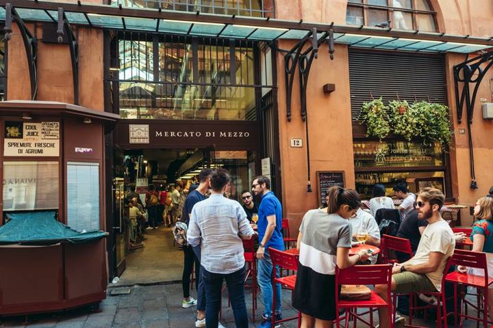 Se non puoi visitare le sue torri, avventurati in un percorso gastronomico nel cuore di Bologna e delle sue specialità